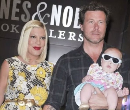 Tori Spelling montre son bébé