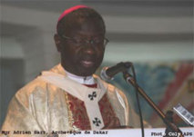 Le Cardinal Théodore Adrien Sarr tape sur la table