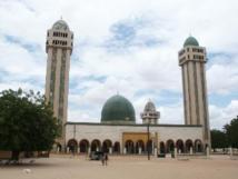 Le pavage de l’esplanade de la grande mosquée de Médina baye en cours