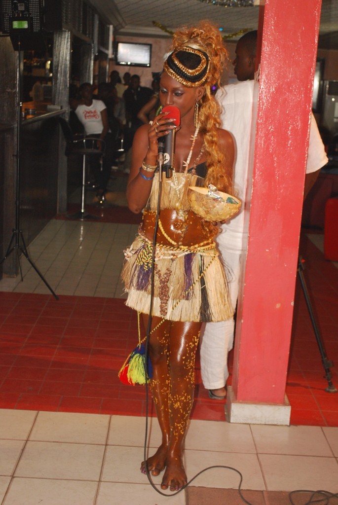 Kenza une candidate de Miss West Africa Sénégal 2012 en tenue traditionnelle