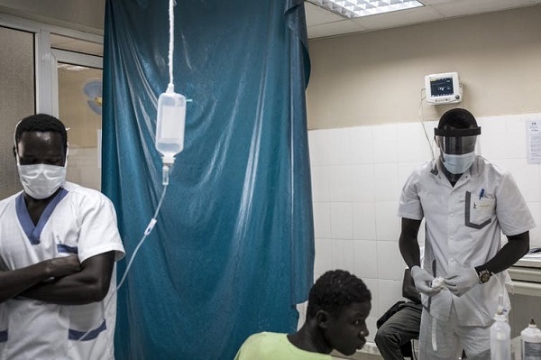 Retard de 2 mois de salaires: des médecins, infirmiers et hygiénistes menacent de quitter les centres de traitement de la COVID-19, ce vendredi