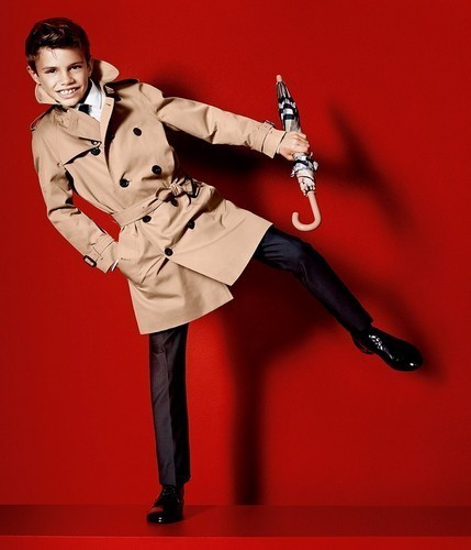 Victoria Beckham : son fils Romeo pose pour Burberry