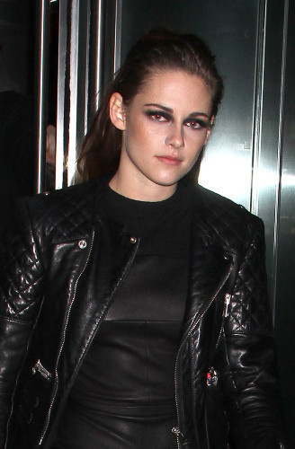 Kristen Stewart pense se refaire les seins