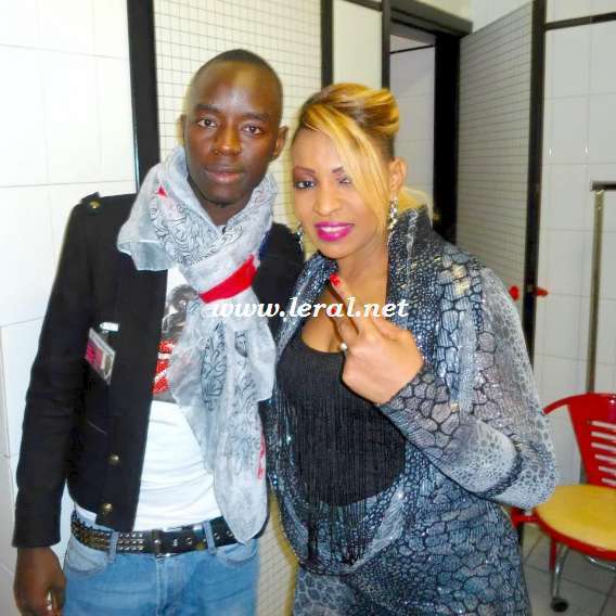 Viviane Chidid pose avec un de ses inconditionnels 