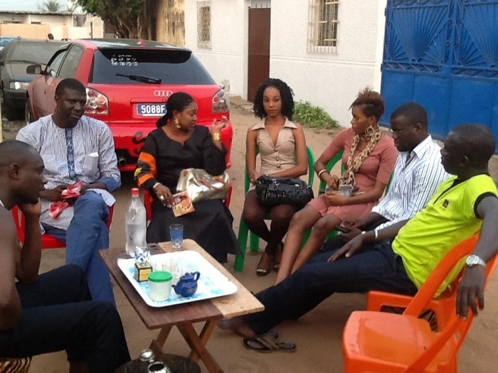 Fallou Dieng prend du thé sur une rue d'Abidjan (Cote d'Ivoire)