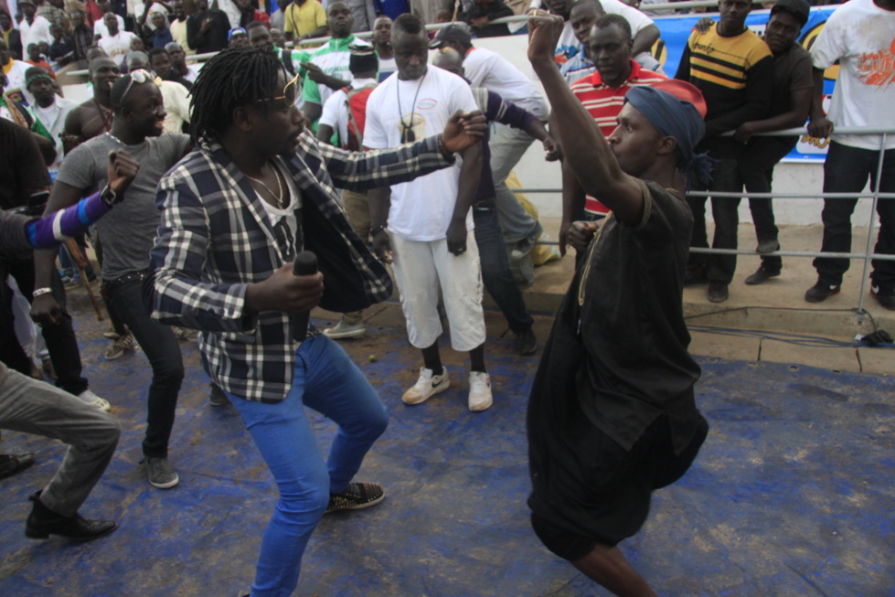 Pape Ndiaye Thiopet fait le show lors d'un combat de lutte