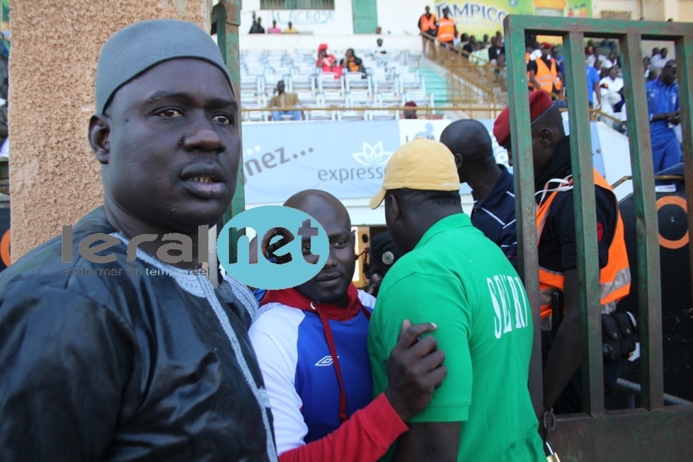 Lamine Samba devant la porte du stade Demba Diop