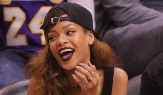 Rihanna en mode street girl et talons hauts pour assister au match des Lakers