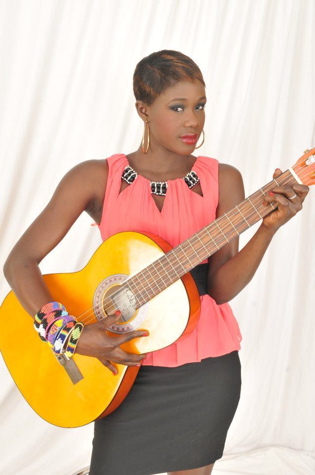 La chanteuse Myrma, folle amoureuse de sa guitare!