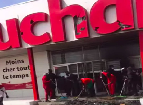 Vandalisme en Banlieue : coffrés, 9 autres jeunes s’ajoutent à la liste des casseurs de Auchan Mbao