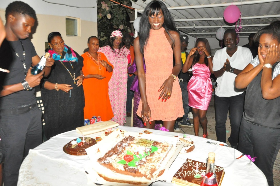 Le mannequin Feuza danse le sabar à l'occasion de son anniversaire!