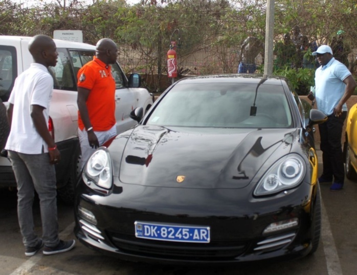 Aziz Ndiaye et sa porsche Panamera Hybrid 2013 au Terrou-Bi!