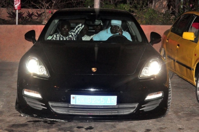 Aziz Ndiaye et sa porsche Panamera Hybrid 2013 au Terrou-Bi!