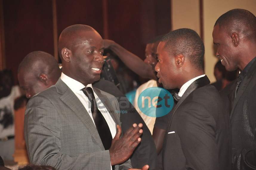 Malick Gakou en pleine discussion avec Birane Ndour, le fils de You