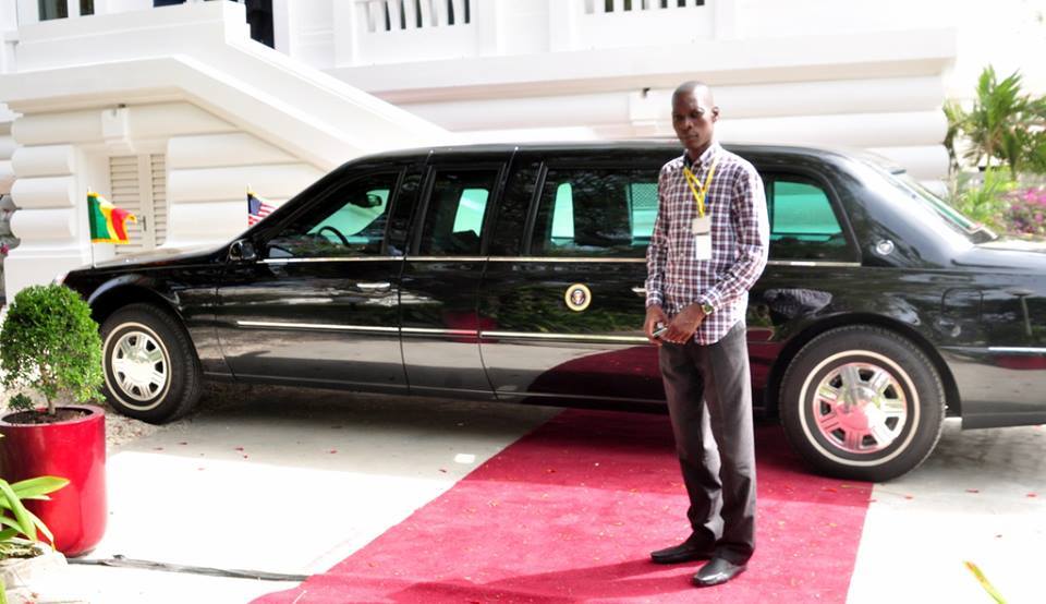 Le journaliste Birahim Touré de Zik Fm devant la limousine du Président américain