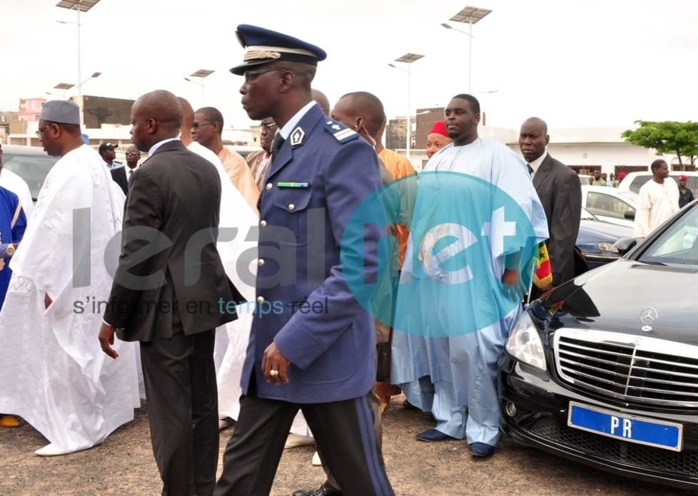 Macky Sall et son fils aîné Amadou à la Grande Mosquée de Dakar