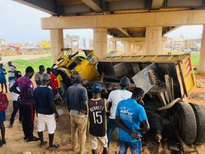 PHOTOS / Pont de Diamalaye: Un camion sans frein dérape et se renverse