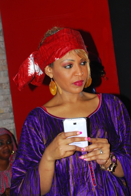 Viviane Chidid et son téléphone