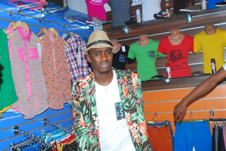 Waly Seck en mode shopping