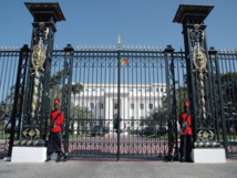 Tentative ratée d’immolation par le feu devant les grilles du Palais