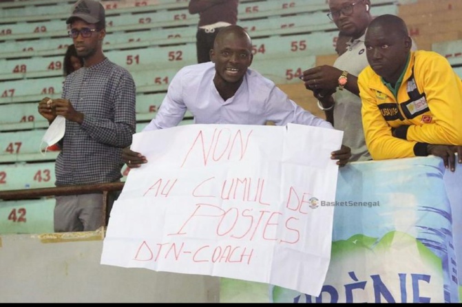 Stade Marius Ndiaye/ Basket: Des manifestants dénoncent le cumul de fonction et l’absence du Roi dans la sélection de l’équipe nationale