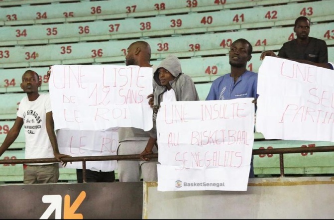 Stade Marius Ndiaye/ Basket: Des manifestants dénoncent le cumul de fonction et l’absence du Roi dans la sélection de l’équipe nationale