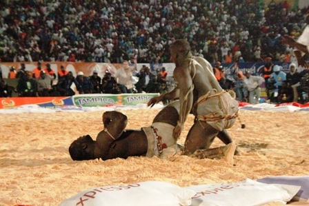 (16) Photos: Revivez le combat Modou Lô vs Eumeu Sène en images.