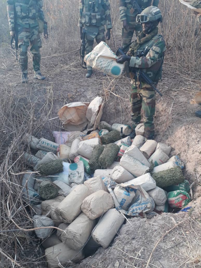 En images, l'incroyable saisie de l'Armée dans le village de Djoundji