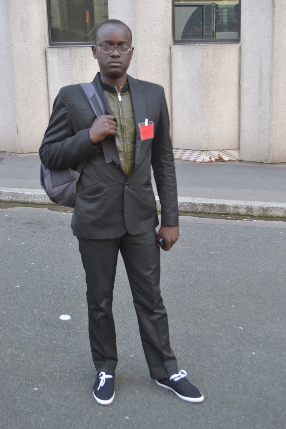 Le journaliste Oumar Kandé de L'As devant le siège de la Banque mondiale à Paris