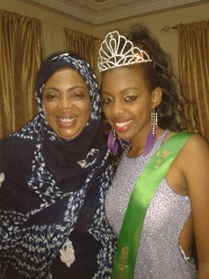 Ndeye Néné Thioye, la miss Africité très joyeuse avec sa maman 