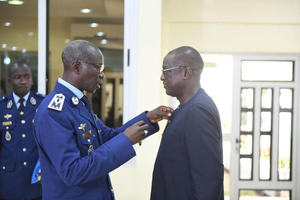 Mouhamadou Moustapha Bâ décoré par le Haut commandant de la Gendarmerie