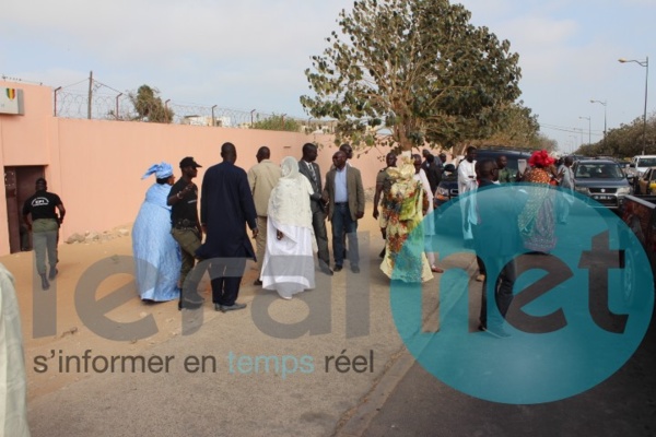 Photos - Visite mouvementée de Wade au Camp pénal: Aïda Mbodj interdite de voir Aïda Ndiongue, les militants libéraux dispersés par les lacrymogènes