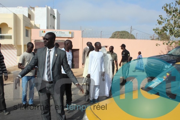 Photos - Visite mouvementée de Wade au Camp pénal: Aïda Mbodj interdite de voir Aïda Ndiongue, les militants libéraux dispersés par les lacrymogènes