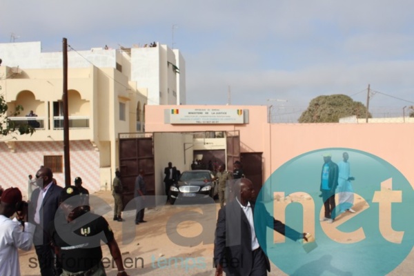 Photos - Visite mouvementée de Wade au Camp pénal: Aïda Mbodj interdite de voir Aïda Ndiongue, les militants libéraux dispersés par les lacrymogènes