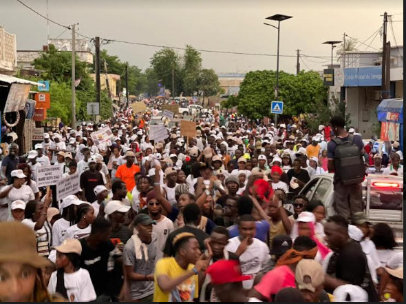 Législatives 2022 / Promenade koldoise : Mimi Touré en communion avec la jeunesse du Fouladou