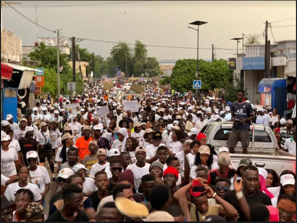 Législatives 2022 / Promenade koldoise : Mimi Touré en communion avec la jeunesse du Fouladou