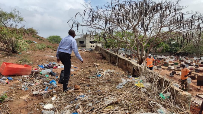 Affaissement d'un muret au cimetière de Ouakam : Le maire Abdoul Aziz Gueye sur les lieux, promet une exécution rapide des travaux