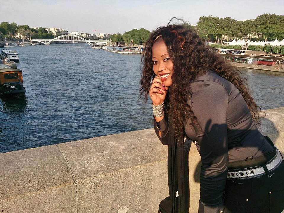 Fatou Abdou Ndiaye toute heureuse devant La Seine