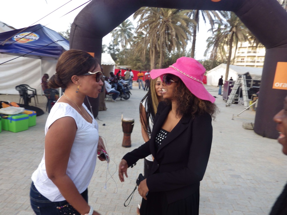 Adiouza en pleine discussion avec son amie Aïda Samb 