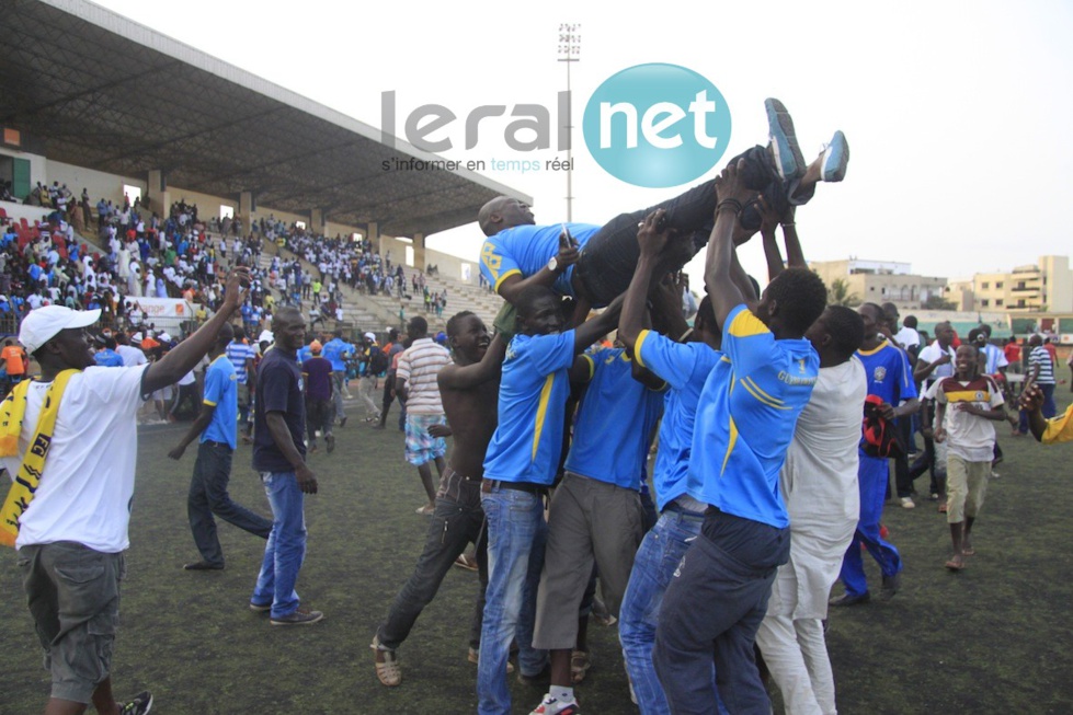 Photos - Victoire du GFC: Ahmed Aïdara porté en triomphe