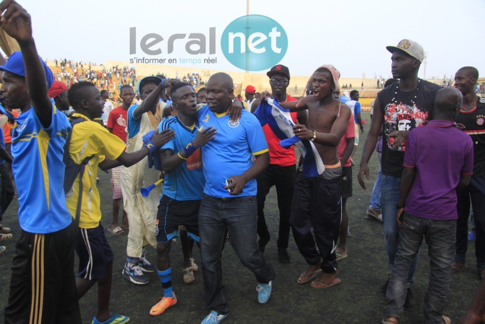 Photos - Victoire du GFC: Ahmed Aïdara porté en triomphe