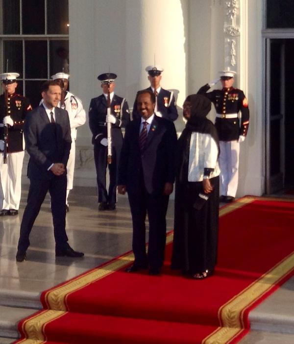 Le Président camerounais Paul Biya et son épouse sur le perron de la Maison Blanche