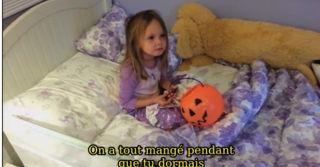 Des parents mangent les bonbons d'Halloween de leurs enfants (2014)