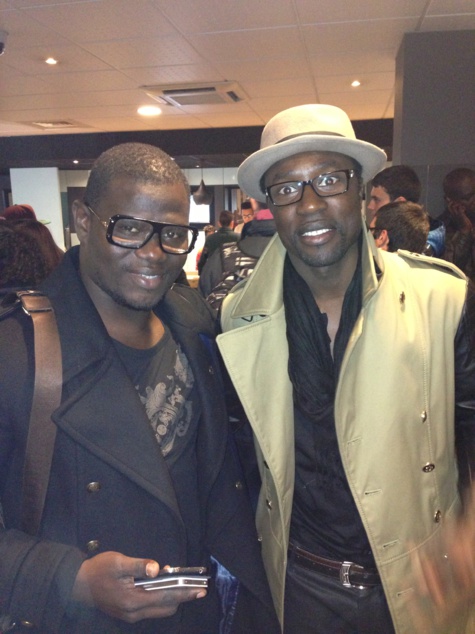 Sidy Samb pose avec le promoteur de spectacle Makhtar Diop