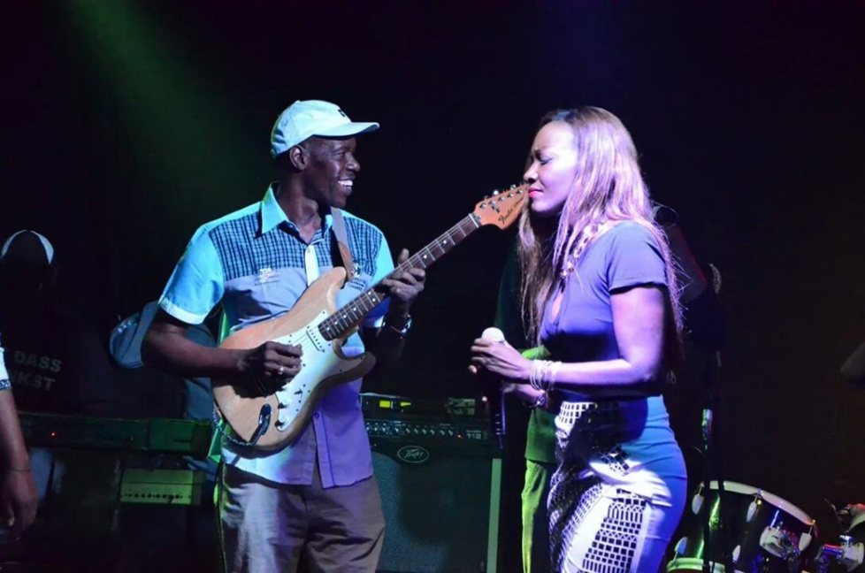 Coumba Gawlo impressionnée par le talent du guitariste Jimmy Mbaye