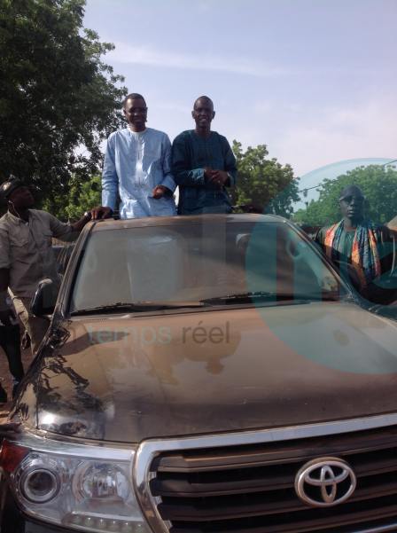 Daouda Dia et  Oumar Youm à Ribot -Escale (Koungheul) pour la pose des panneaux solaires