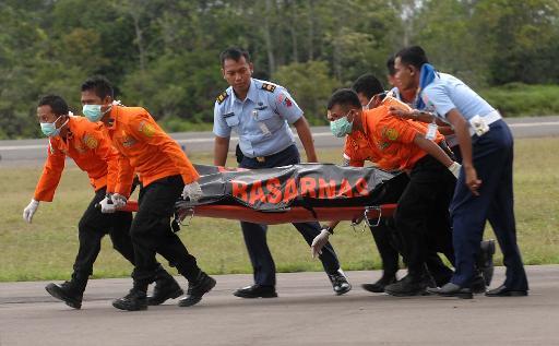 AirAsia: les recherches suspendues à cause du mauvais temps