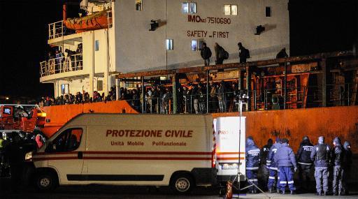 Adriatique: 700 migrants entassés sur un cargo, secourus par la marine italienne