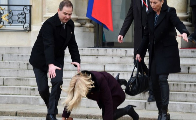 (Photo) – Charlie Hebdo: La Première ministre danoise chute dans la cour de l’Elysée