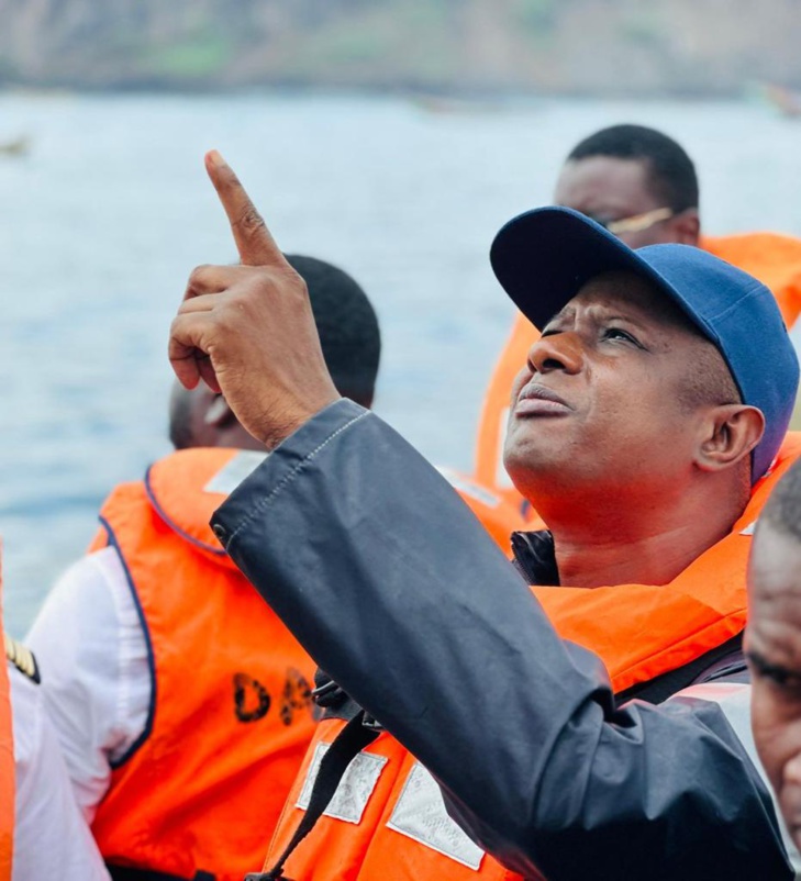 Suite au tragique chavirement d’une pirogue à Ouakam : Antoine Félix Abdoulaye Diome, Ministre de l’Intérieur, s’est rendu sur les lieux en mer